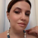 Υπέροχο σικ κολιέ Με μπλε ιριδίζουσες πέτρες και χρυσές λεπτομέρειες