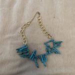 καλοκαιρινο κολιε σε μοναδικο τυρκουαζ χρωμα πλαισιωμενο απο κοραλια