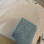 Κοντομάνικη μπλούζα με τσέπη στρας